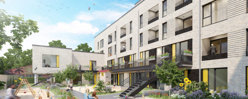 Mehrgeschossiger Neubau mit Kita-Innenhof, Spielgeräten und mehreren Kindern beim Spielen.