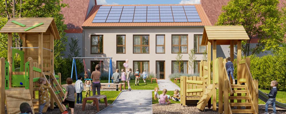 Spielplatz vor einem modernen Gebäude mit Solarpanelen, Kinder spielen und Erwachsene betreuen, klare Himmel und sonniges Wetter, lebendige Atmosphäre.